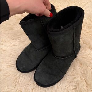Black Women’s Size 9 Uggs - Short